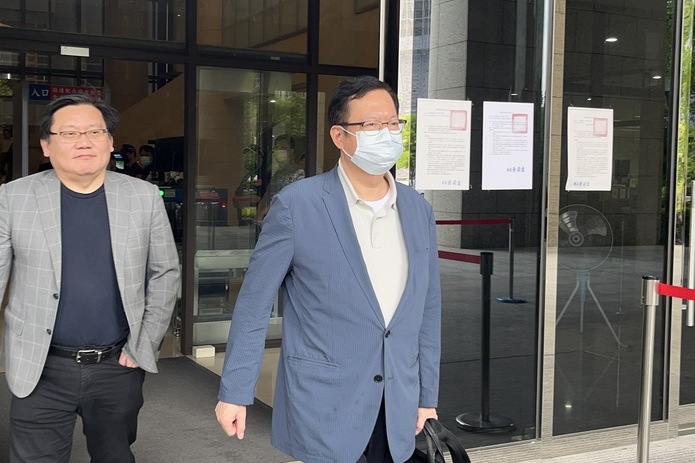 前桃園市長鄭文燦（右）近日捲入涉貪案，桃園地院正審理中。圖/中央社