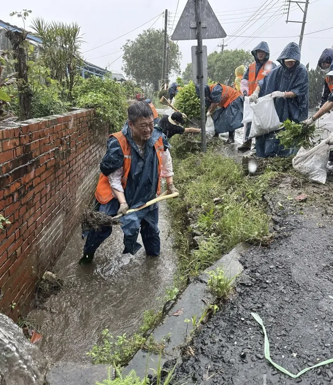 民進黨代秘書長何博文，日前前往台南勘災的擺拍畫面遭不少媒體吐槽。圖／取自陳柏惟Threads
