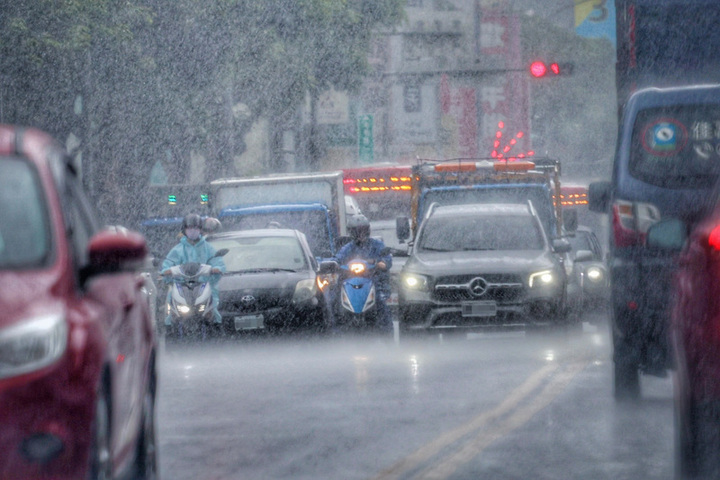 風神颱風與東北季風共伴　三地慎防豪雨等級以上降雨