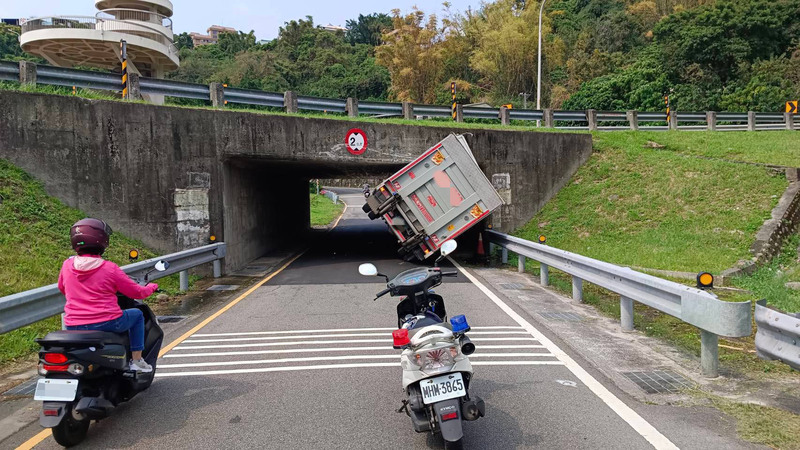 貨車誤闖機車引道後撞上涵洞，在涵洞上亦可看見車輛撞擊的痕跡。圖/中央社