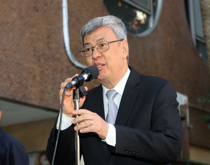 蔡政府解密高端疫苗採購合約，外界發現每劑價格從原先預算700元增加至881元，行政院長陳建仁表示，採購價格合理又有效。圖／中央社