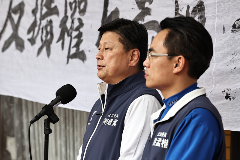 國民黨立法院黨團總召傅崐萁（左）表示收到線報稱民進黨動員中南部黑道明日北上阻止國會改革法案。圖為傅崑萁21日說明向媒體說明議程進度。