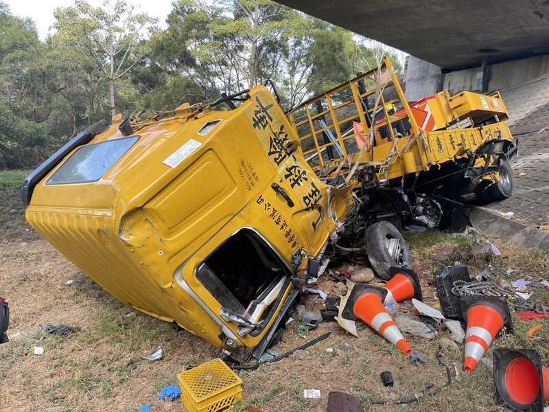 緩衝車翻落橋下平面道路，車頭嚴重毀損。圖/中央社