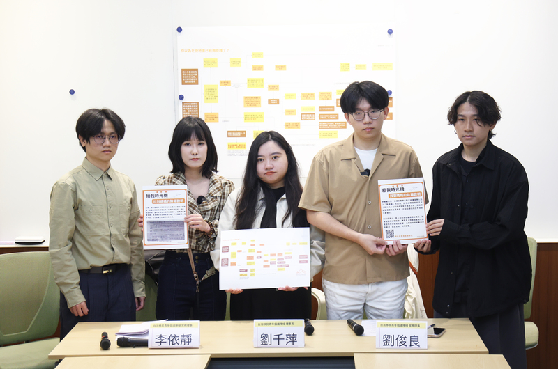 台灣移民青年倡議陣線協會14日在立法院舉行記者會，痛批賴政府此次的除籍補件風波讓他們懷疑自己是不是不夠格當台灣人。圖/中央社 