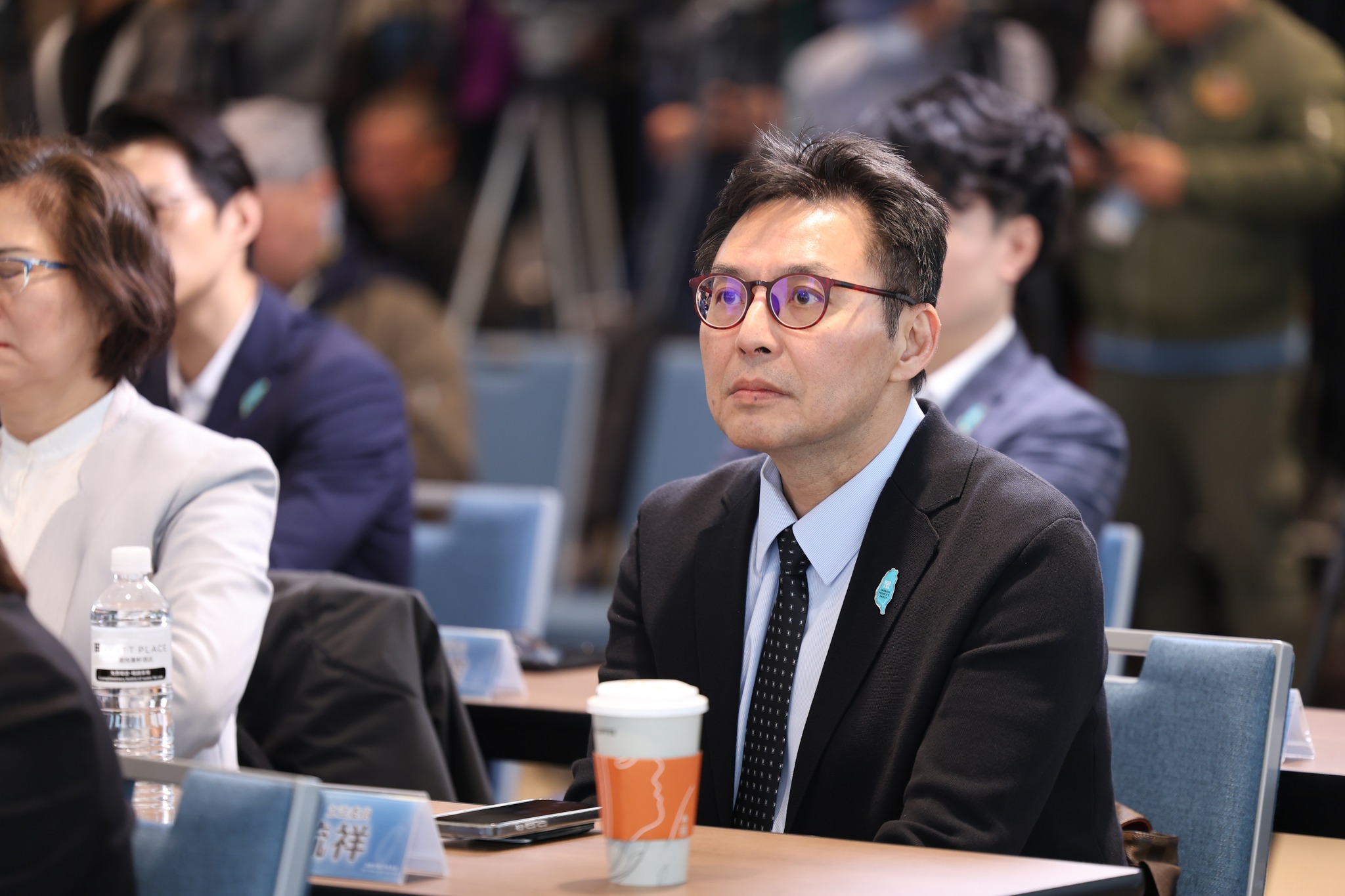 對於行政院經貿辦總談判代表楊珍妮臨時請假卻不見假單一事；白委洪毓祥語帶諷刺地表示，「雖然我們不能霸凌，但下不為例」。圖/取自洪毓祥臉書