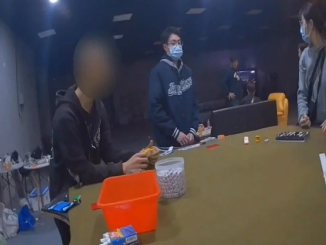 桃園建新街附近一間歇業的中古車行，遭破獲天九牌職業賭場，其中周姓負責人遭賭博罪送辦，其餘賭客則依社維法進行裁罰。圖／警方提供