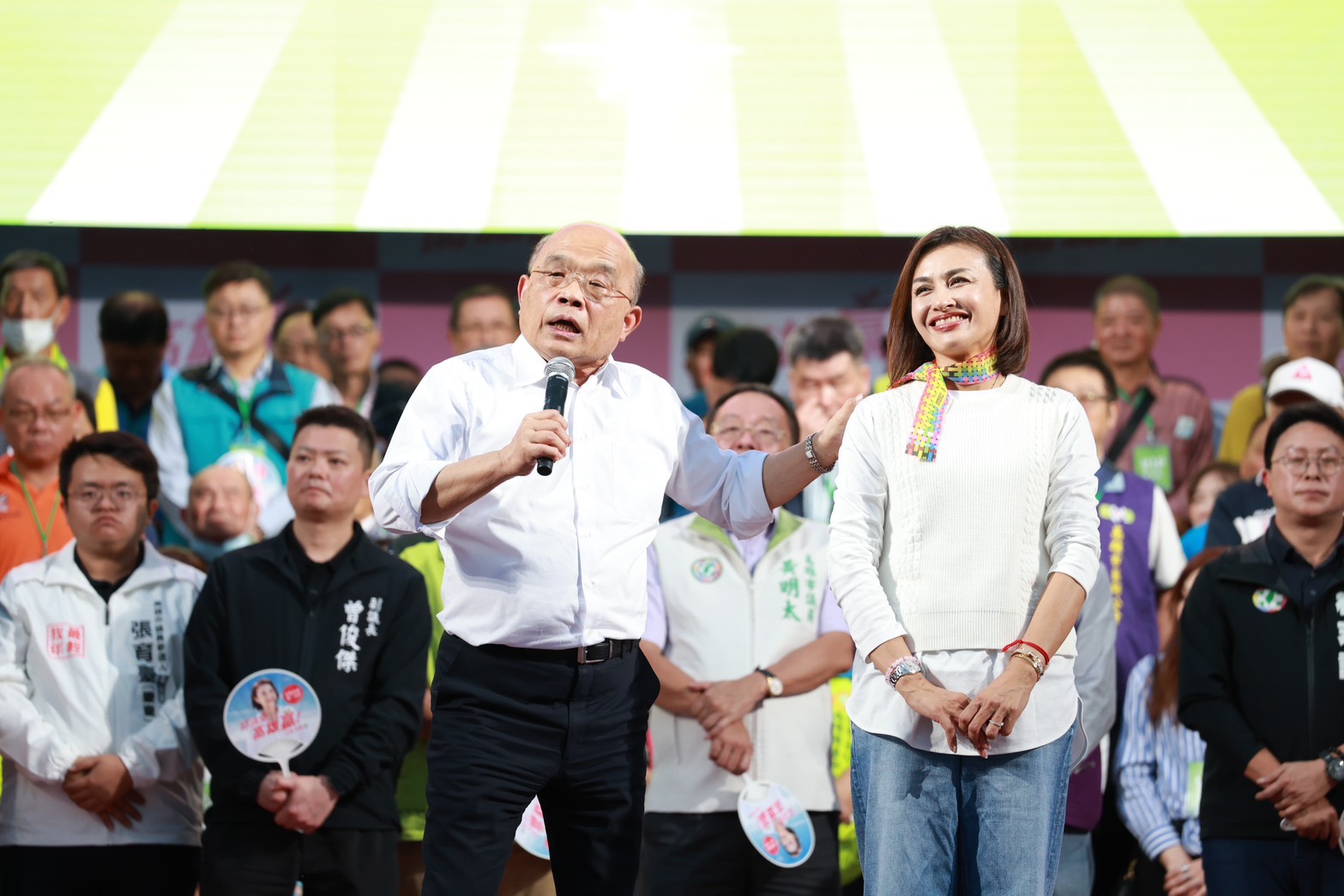 繼與小英登山後，再同去看淡江大橋進度的前閣揆蘇貞昌，30日出席邱議瑩造勢場合力挺，顯示「英蘇連線」已出手。圖／取自登真-邱議瑩臉書