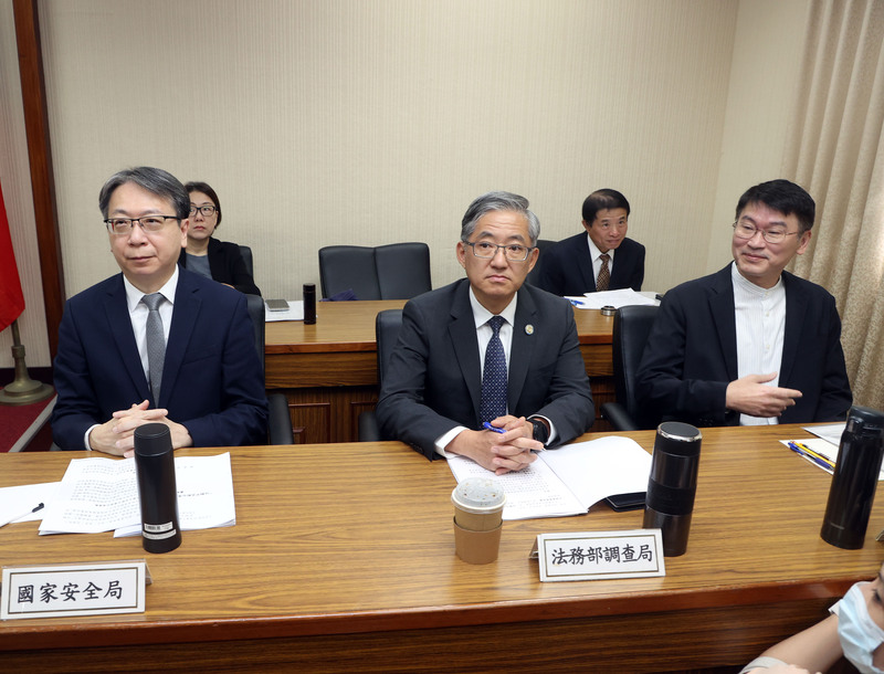 國安局長蔡明彥（前左）、陸委會副主委梁文傑（前右）、法務部調查局長陳白立（中）等，8日上午列席立法院外交及國防委員會專案報告。會中梁文傑否認之前「兩國論」說法。圖/中央社