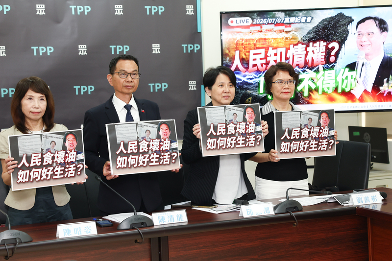 針對中聯油品致癌物超標議題,民眾黨7日在立法院黨團舉行記者會,立委陳昭姿(左起)、陳清龍、邱慧洳、劉書彬共同出席,批評衛福部監督機制及後續處理失靈,呼籲衛福部長石崇良不要再戀棧職位,行政院長卓榮泰也應向全民道歉。圖/中央社
