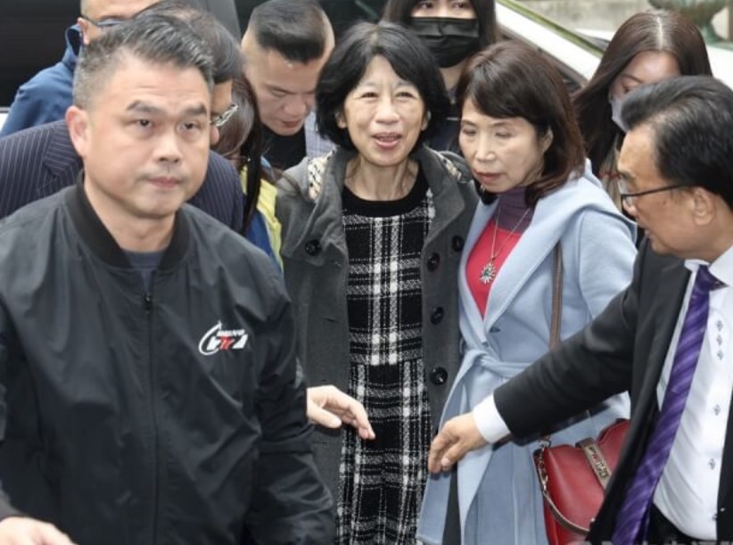 前民眾黨主席妻子陳佩琪（中）在臉書上發文，曝光柯文哲遭再押前與她說的話。圖/中央社