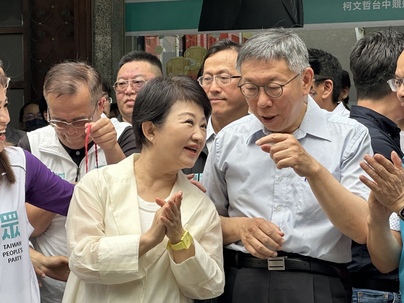 民眾黨主席柯文哲（右）26日到台中出席民眾黨台中聯合服務處揭牌，與台中市長盧秀燕互動熱絡。圖/中央社