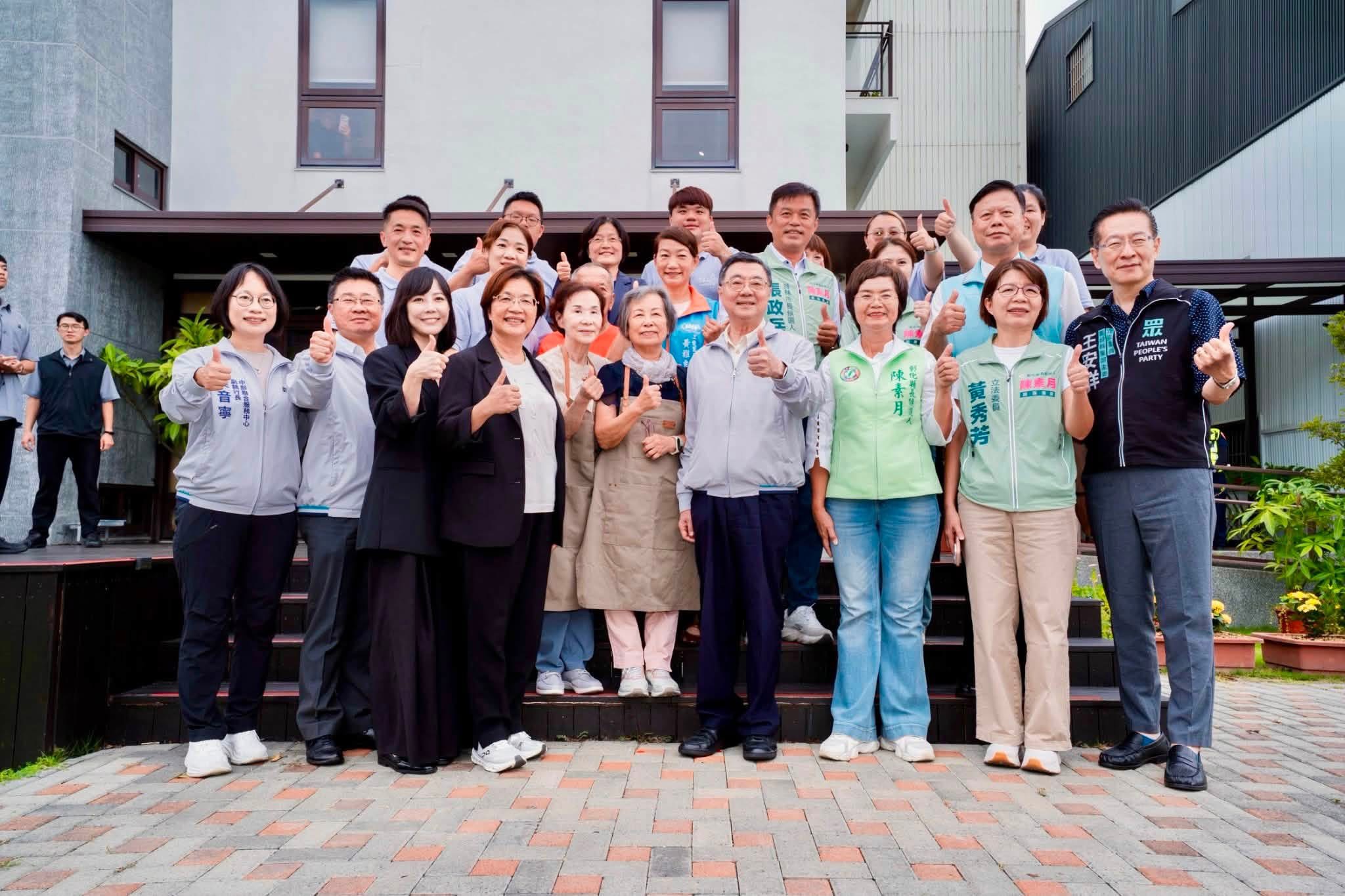 民進黨彰化縣長候選人陳素月（前右3）貼出與行政院長卓榮泰（右4）還有彰化縣長王惠美（前左4）的大合照。圖/取自陳素月臉書