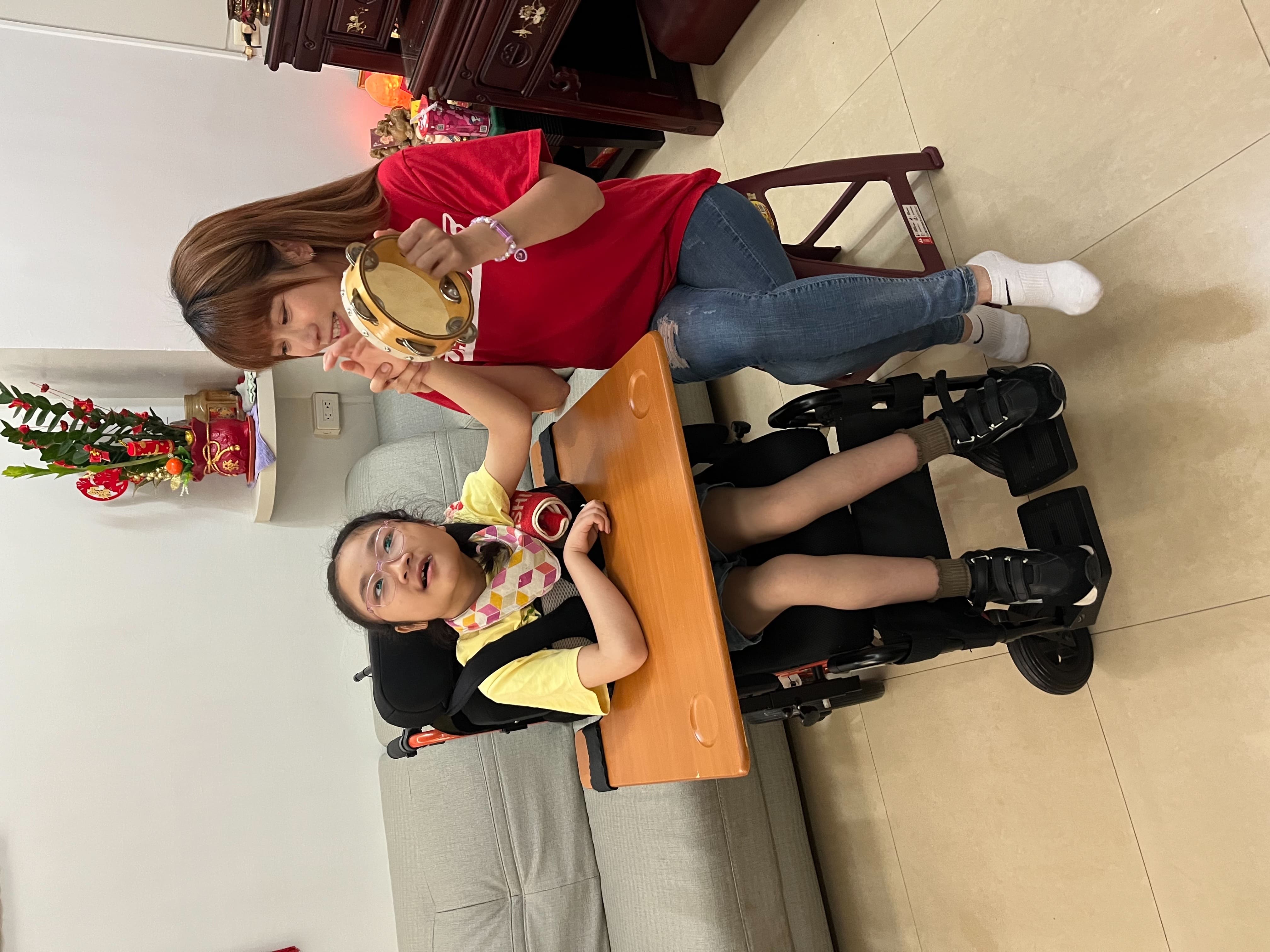小龍女琪琪（右）陪伴蓁蓁進行音樂互動。圖/頂新和德文教基金會提供