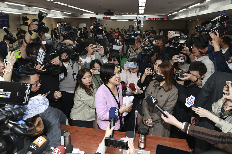 綠委李柏毅護航官員躲李貞秀質詢　白營：內政委員會最可恥一天