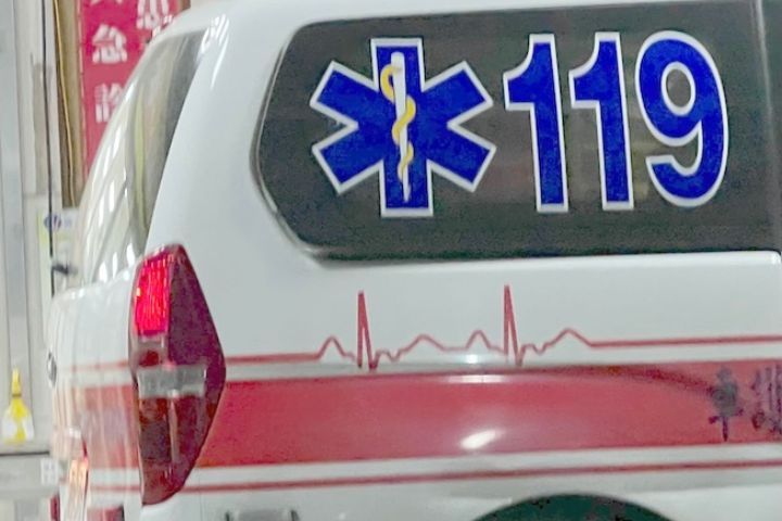 苗栗南苗市場清晨驚魂！持刀男砍警、民眾挺身制伏