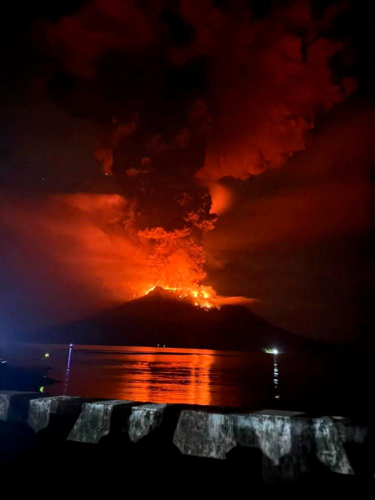 印尼魯昂火山激烈噴發。圖/取自MAGMA官方《推特》