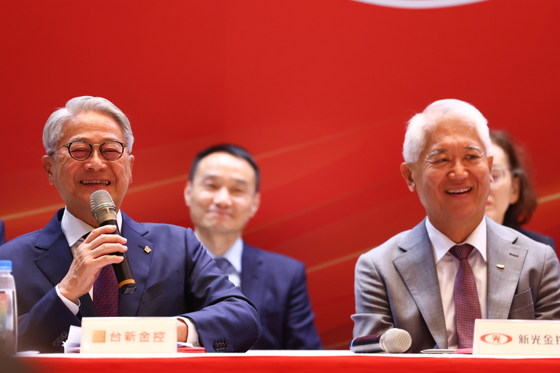 新光金控、台新金控9日雙雙召開股臨會通過合併案。圖為8月22日，台新金董事長吳東亮（左）與新光金董事長魏寶生（右）出席換約記者會。