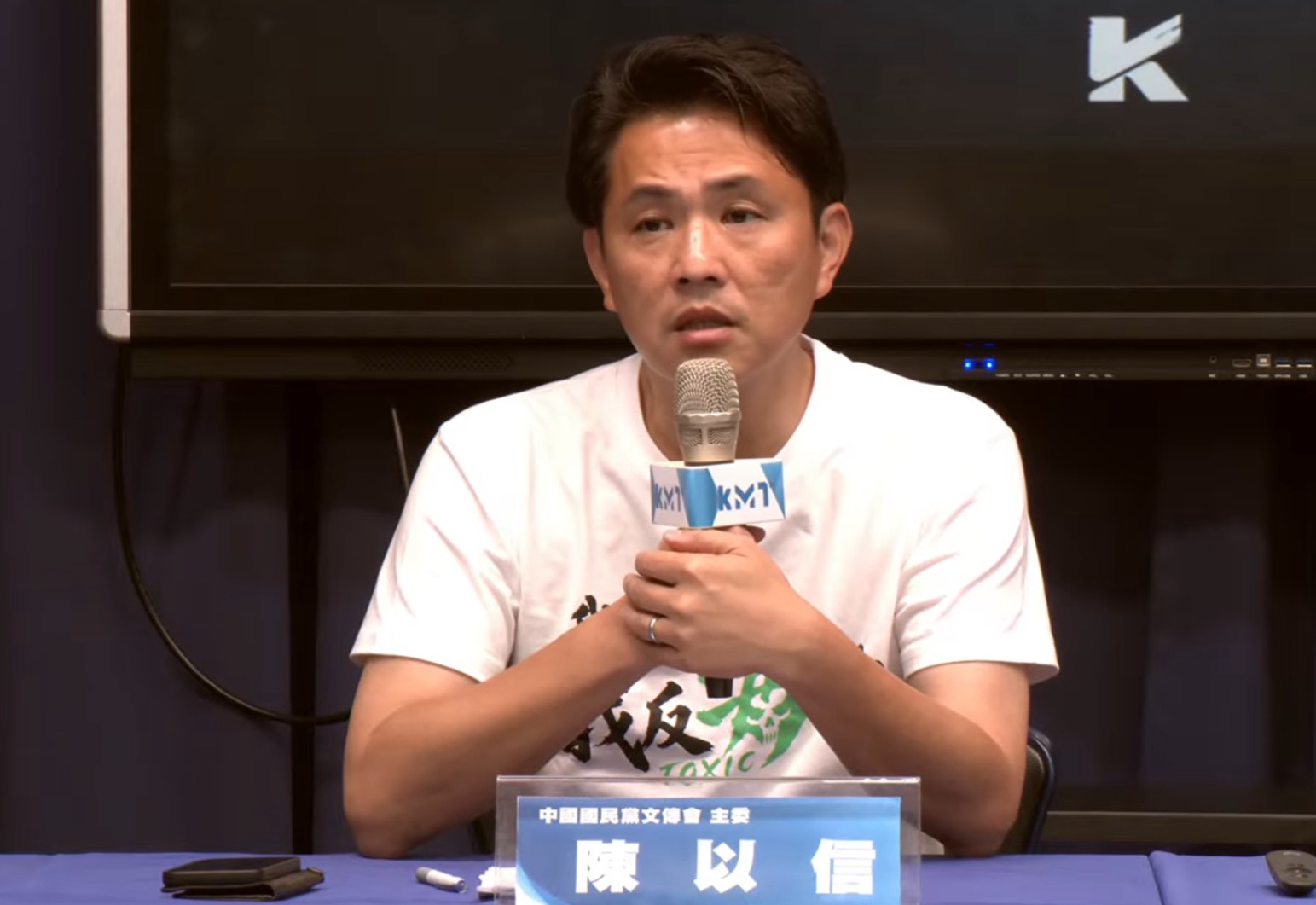 國民黨文傳會主委陳以信23日表示，對台軍售竟被端上美中談判桌，國安會與外交部卻還在粉飾太平，賴清德政府天天宣傳「台美關係史上最好」，如今面對重大國安危機簡直是自我催眠與愚弄國人。圖/取自中國國民黨YT