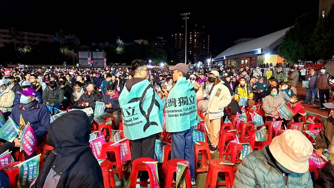 賴清德的造勢現場,很多支持台灣獨立的民眾接受自媒體採訪。圖/記者宋秉忠攝