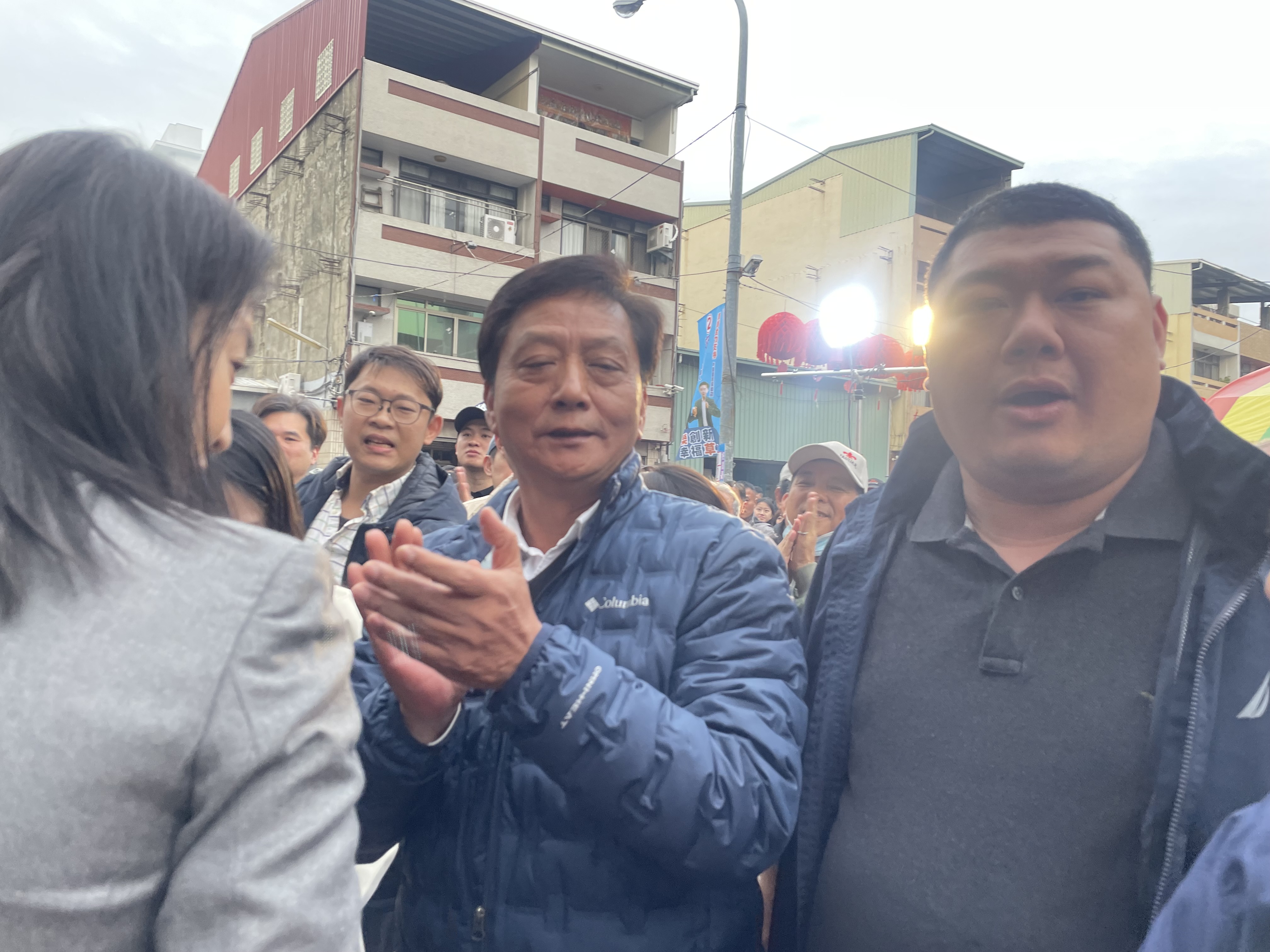 國民黨草屯鎮長候選人簡賜勝在南投縣長許淑華（左ㄧ）陪同下宣布當選。圖/洪子苓