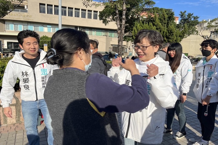 蔡壁如周日一早啟動謝票行程。圖/取自中央社