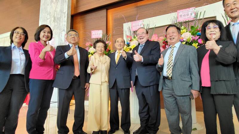 前立法院長王金平(中)21日在高雄舉行「從政50年感恩餐會」,席開170多桌,場面熱鬧。圖/中央社