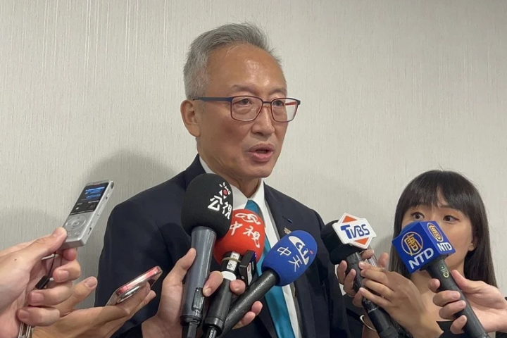 徐佳青出訪攜子惹議　外交部要大家理解：身為母親需照顧孩子