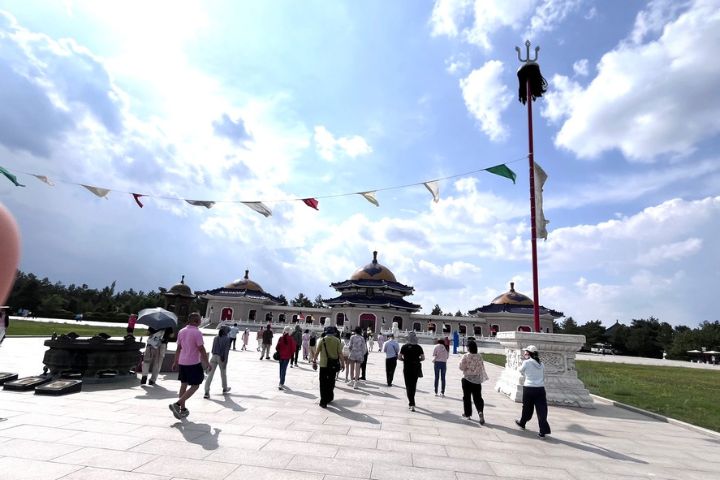 陵園核心建築由三座相連的蒙古包造型大殿組成,展現濃厚蒙古民族建築特色。圖/記者楊俊斌攝