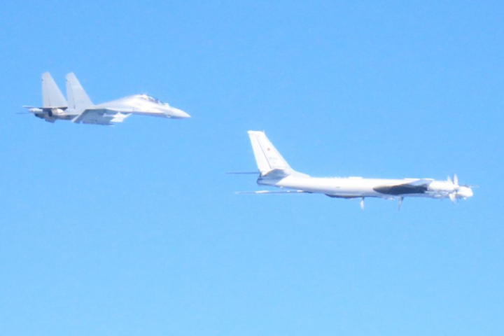 包夾日本！中俄轟炸機首闖四國外海、遼寧艦同步操演　日方：威嚇意圖明顯