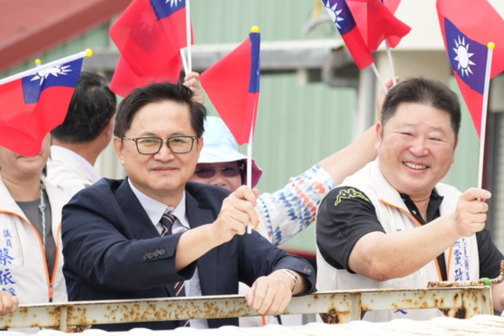 圖為和碩董事長童子賢表態（左）支持罷免中國國民黨籍立法委員傅崐萁，22日到花蓮參與罷免團隊車掃，與花蓮縣議會議長張峻（右）同車。圖/中央社