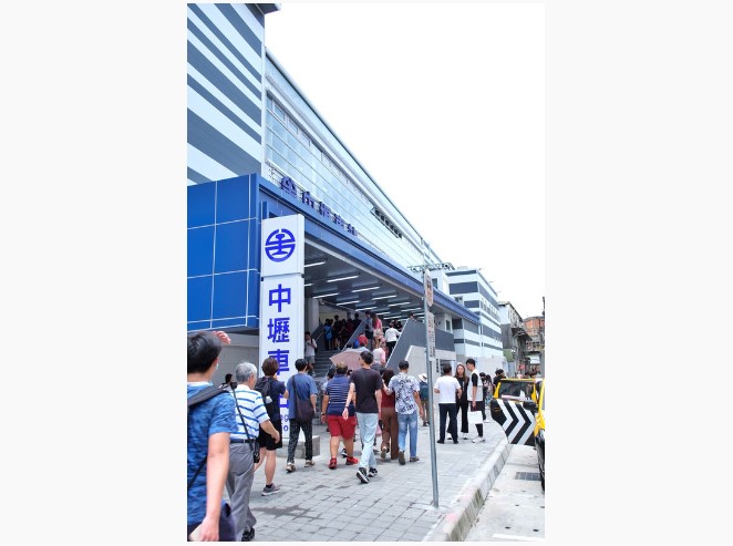 中壢臨時車站16日啟用，但周邊設施仍在逐步完善中。圖/中央社