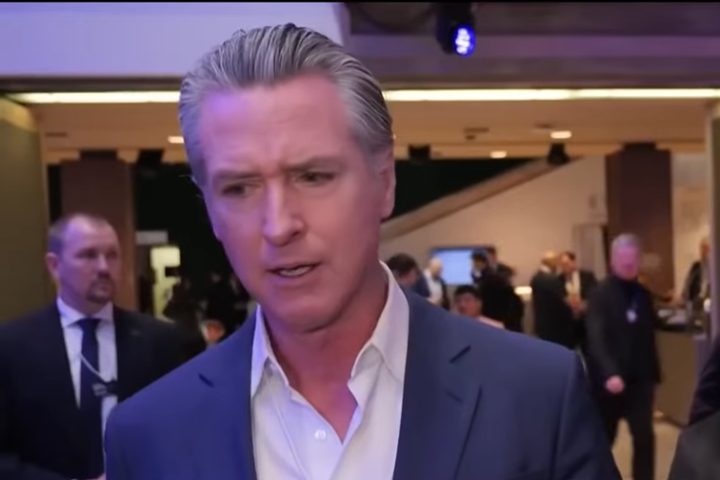 紐森：川普像隻霸王龍　可悲的各國領導人只能「跟牠交配或被他吞噬」