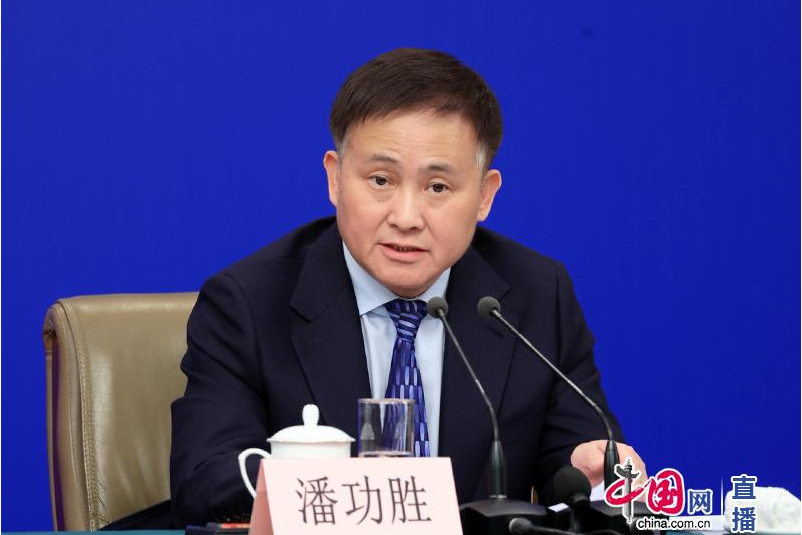 對於人民幣降息，大陸央行行長潘功勝6日語帶保留，原因是美元利率仍然偏高。圖/取自中國網