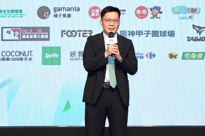 教育部次長張廖萬堅上月底率團出訪帛琉，卻被爆公務行程假公濟私、帶妻子同行。圖/取自張廖萬堅臉書