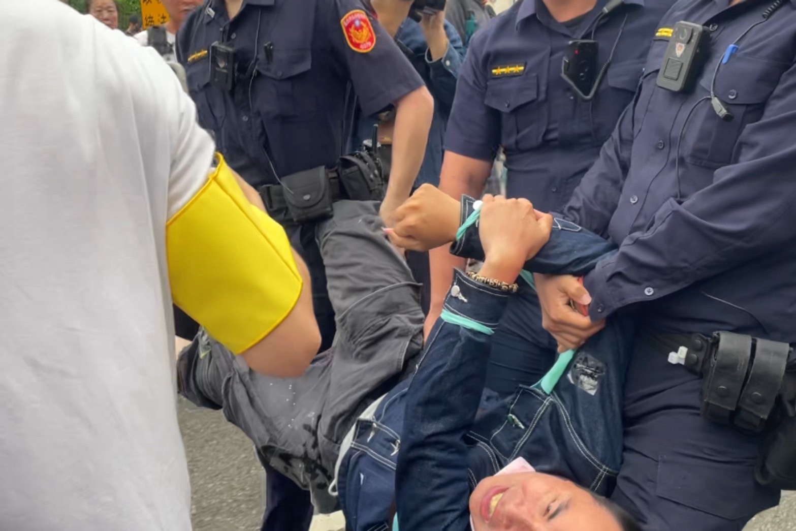 【有片】「吃屎哥」到凱道鬧場喊「柯文哲貪污」　遭警方抬離時竟向賴清德求救