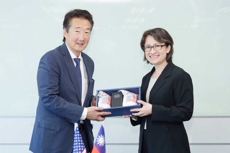 副總統當選人蕭美琴（右）25日接見「戰略暨國際研究中心（CSIS）」訪賓，訪團由CSIS資深副會長車維德（Victor Cha）率領。圖/中央社
