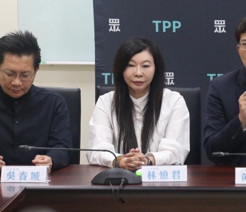 民眾黨立委林憶君（中）表示，國防部應專注提升國軍的整體形象。圖／取自林憶君臉書