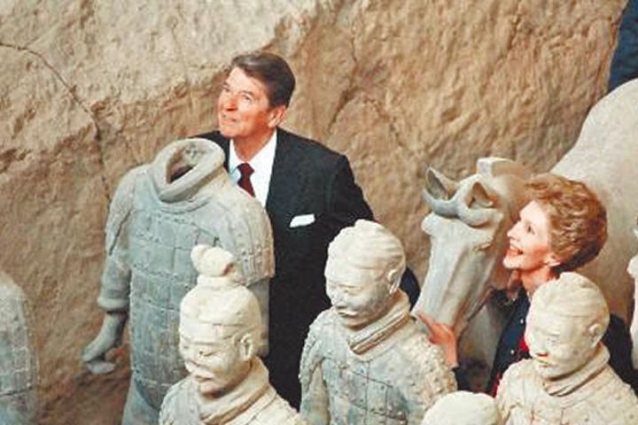 1984年4月29日,美國總統雷根和夫人南茜在西安參觀兵馬俑。圖/取自新華網