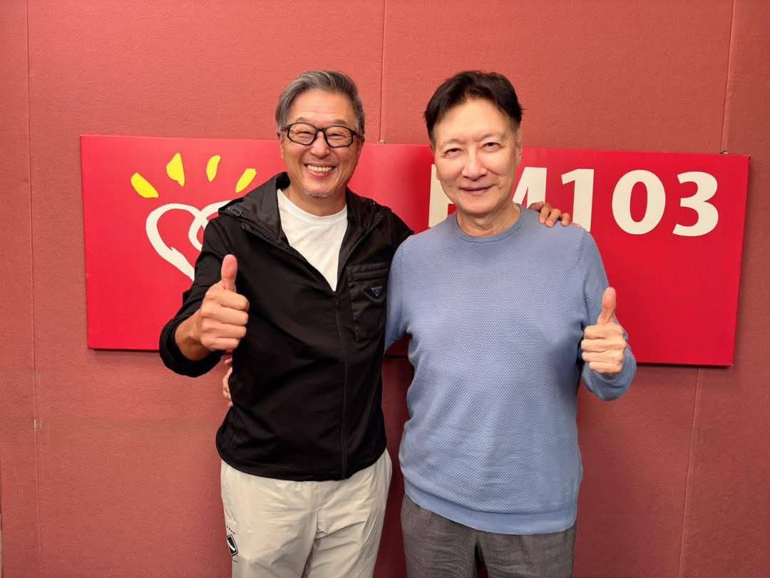 名嘴趙少康(右)28日接受中廣流行網「欸！我說到哪裡了」節目主持人王偉忠(左)專訪。圖/取自趙少康臉書