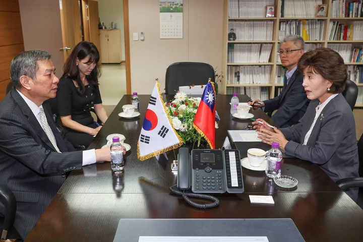 南韓真相和解委員會委員長朴宣映（前右1）指出，我國駐韓代表丘高偉（前左1）親自登門道歉。圖/取自박선영臉書