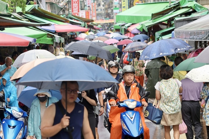 水氣減少北東仍有雨　東北季風周三報到有感降溫