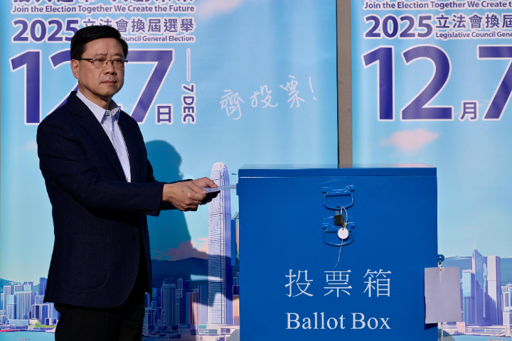 劍后江旻憓閃電闖立會！香港40新人「愛國大換血」　火災陰影下投票率微升31.9%