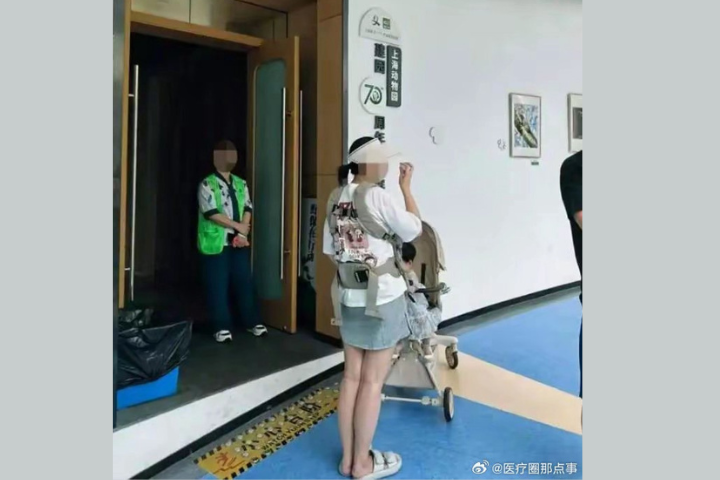 嬰兒在展館用奶瓶喝奶被趕出 網友炸鍋 上海動物園道歉
