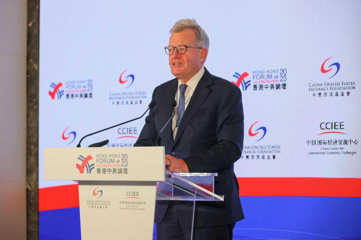 美國前駐北京大使包可士（Max Baucus）15日在香港表示，不排除美國候任總統川普會在台灣問題上與北京達成協議。圖/取自香港中美論壇 2024