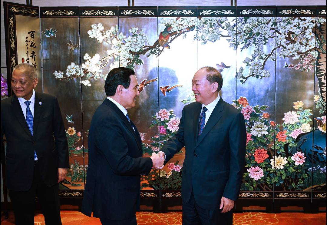 前總統馬英九(中)與廣東省書記委書記黃坤明（右）。圖/馬英九基金會提供 