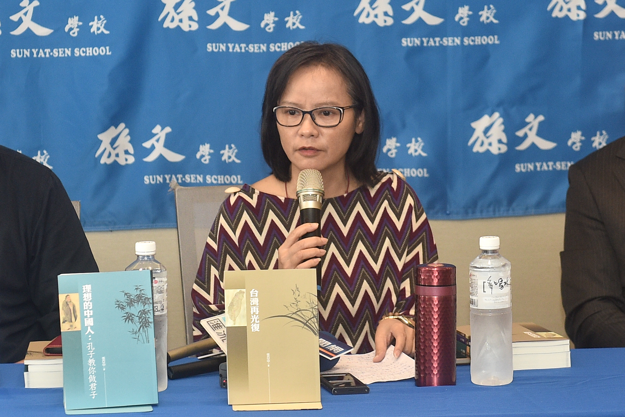 高中教師區桂芝10日表示，台灣上空飄盪日本皇民幽靈和美國幽靈，華夏價值和盎格魯薩克遜及東洋價值正在抗爭，所以說，台灣何曾光復？台灣當然必須「再」光復。圖/記者陳思豪攝