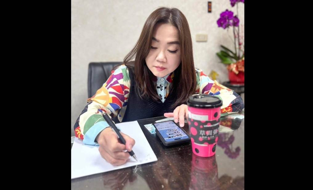 國民黨立委馬文君手捧路易莎咖啡表示，罷團不該強逼他人捲入大罷免戰火。圖/馬文君提供