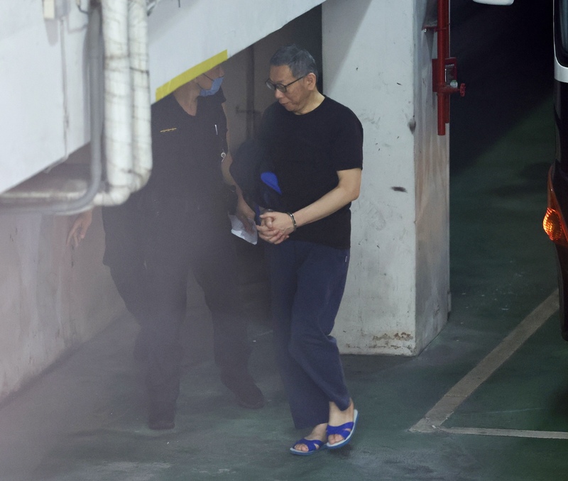 台北地方法院審理京華城案，20日提訊在押的前台北市長柯文哲（右）出庭。圖/中央社