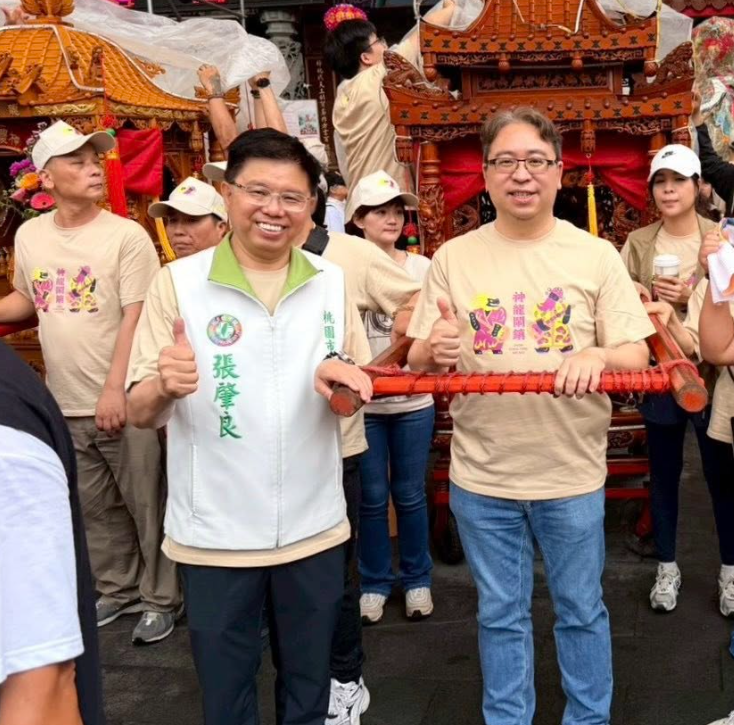 圖為桃園市議員張肇良(左)與民進黨桃園市長參選人黃世杰(右)的合照。圖/取自黃世杰臉書