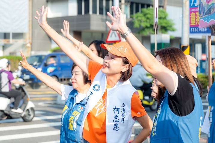 國民黨高雄市長參選人柯志恩（右二）19日到民族一路口向民眾問好。圖/柯志恩競辦提供